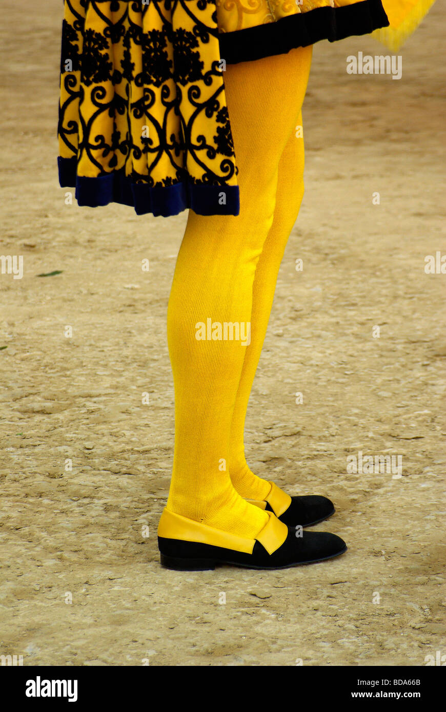 Polainas amarillas de los trajes medievales en el Palio de Siena, un evento  semestral de la pompa y la carrera de caballos Fotografía de stock - Alamy
