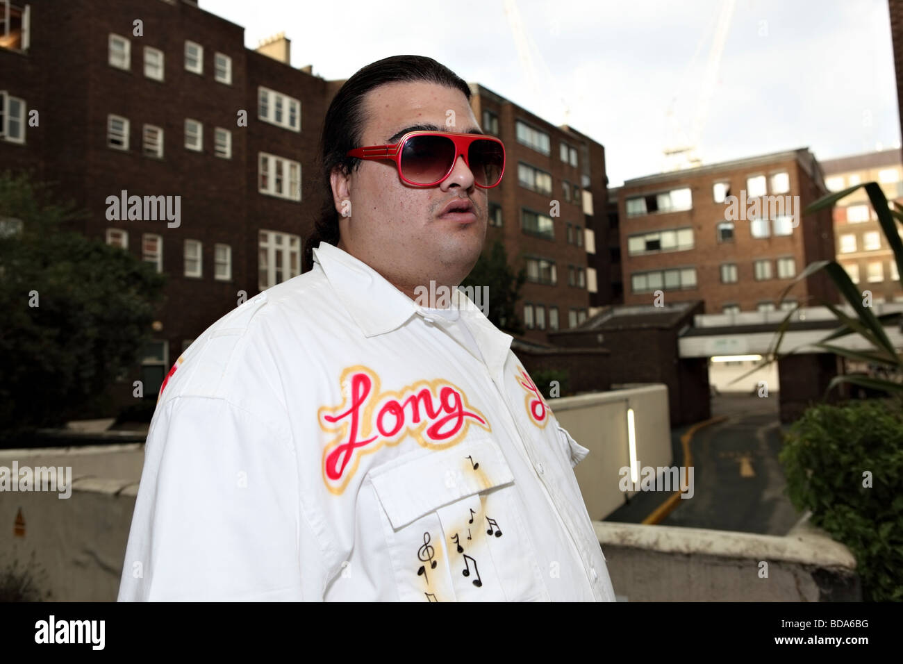 fan con gafas de sol estilo Elvis rojo Fotografía de - Alamy