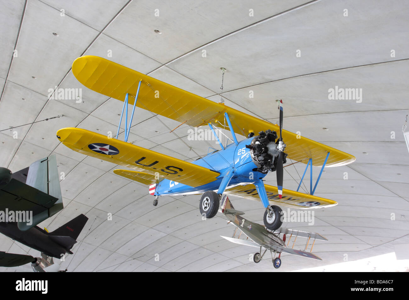 Stearman kaydet en primer plano y el spad xiii en el fondo, ambos suspendidos del techo espacio al aam,iwm duxford. Foto de stock