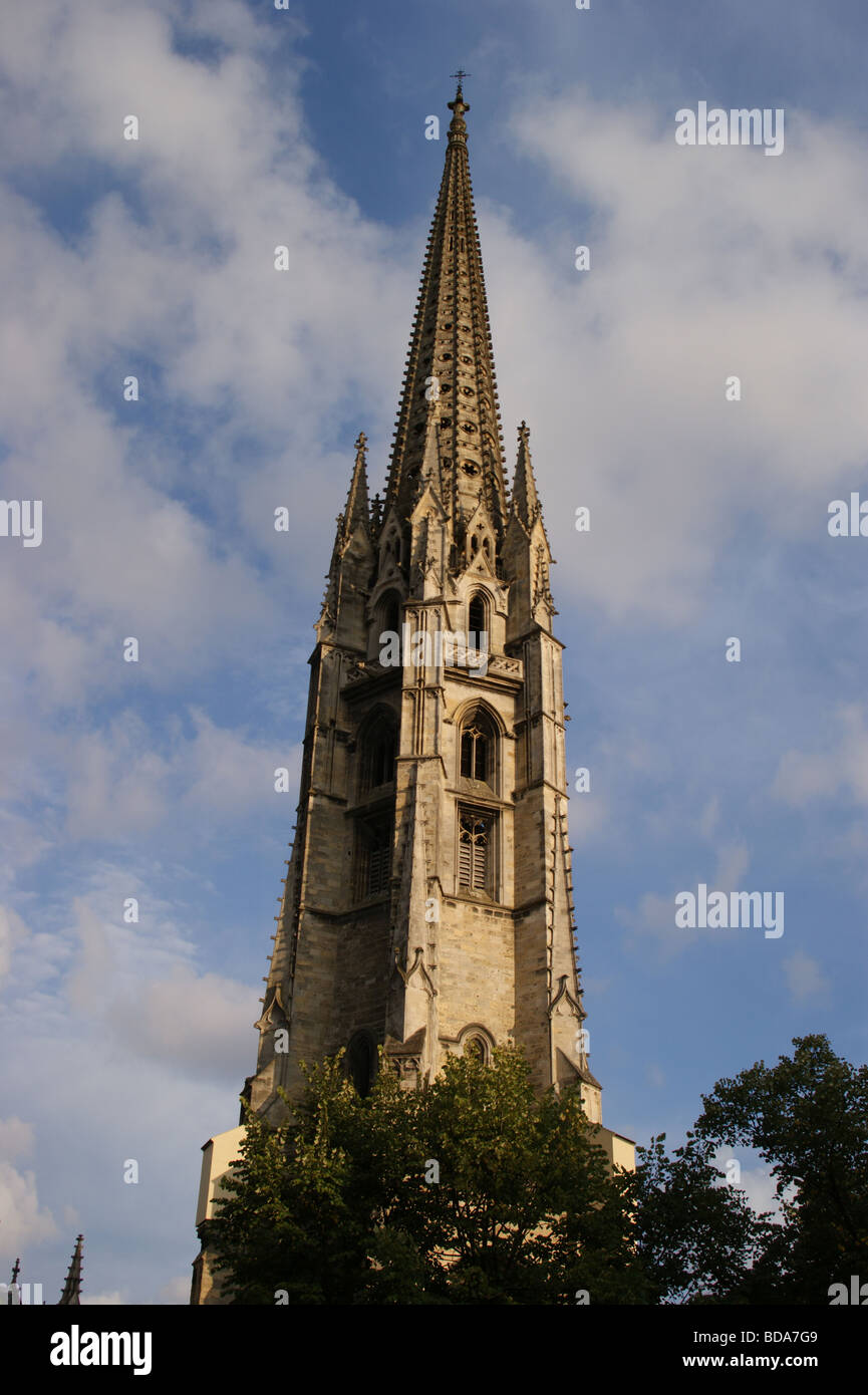 Fleche de Saint Michel, la torre de la iglesia de Saint Michel, Burdeos gironda, Francia, edificios al atardecer Foto de stock