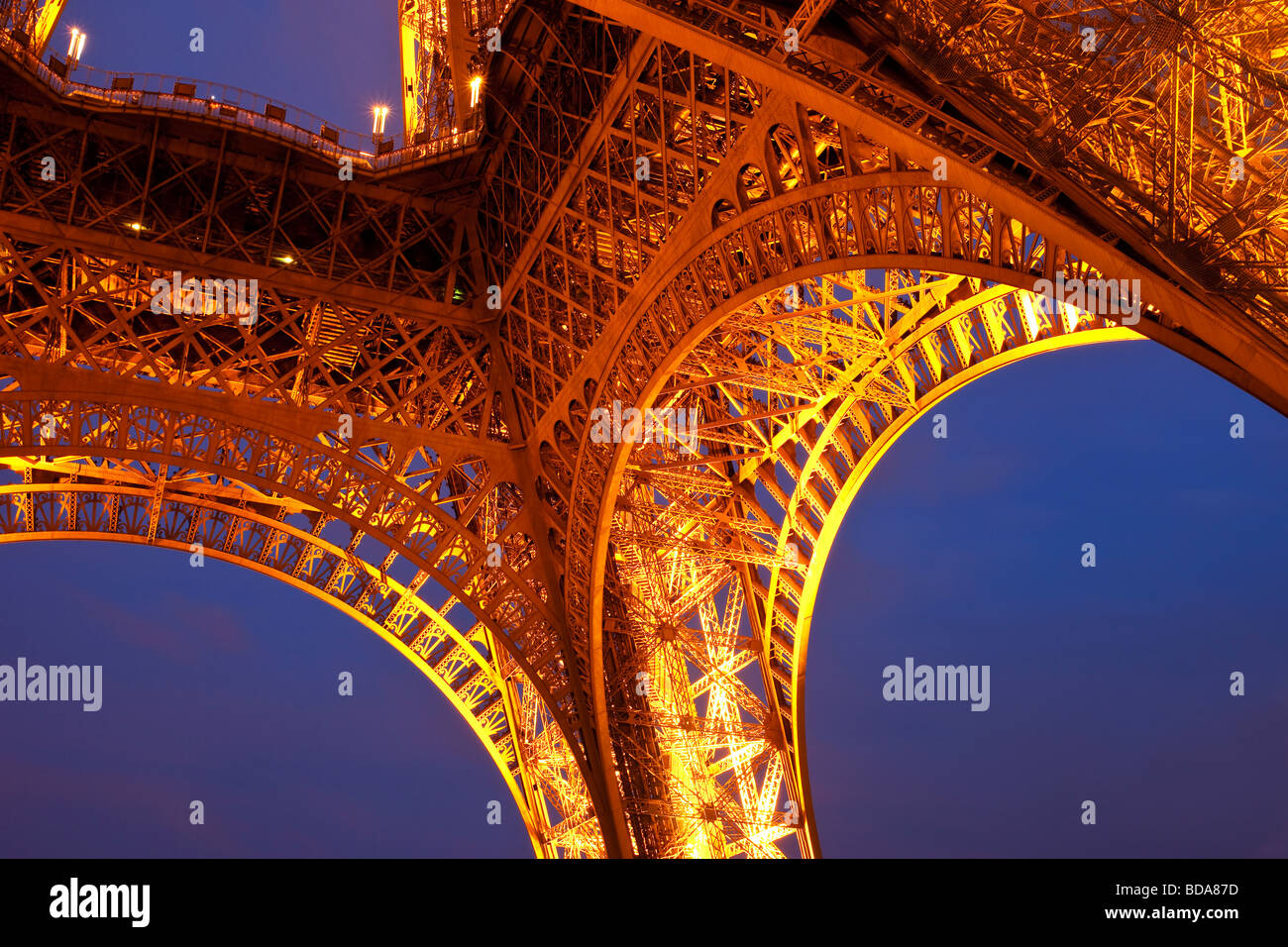 Torre Eiffel en la noche, París Francia Foto de stock