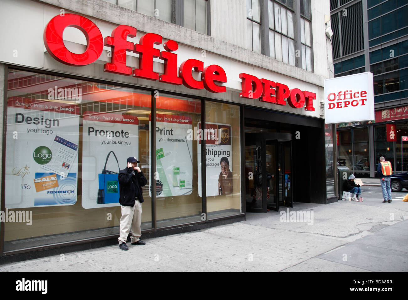 La tienda de Office Depot sucursal en la calle 41 con Broadway, New York,  Estados Unidos Fotografía de stock - Alamy