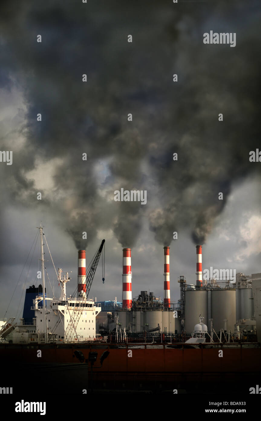 Complejo Industrial con chimeneas contaminación al aire soplado Foto de stock