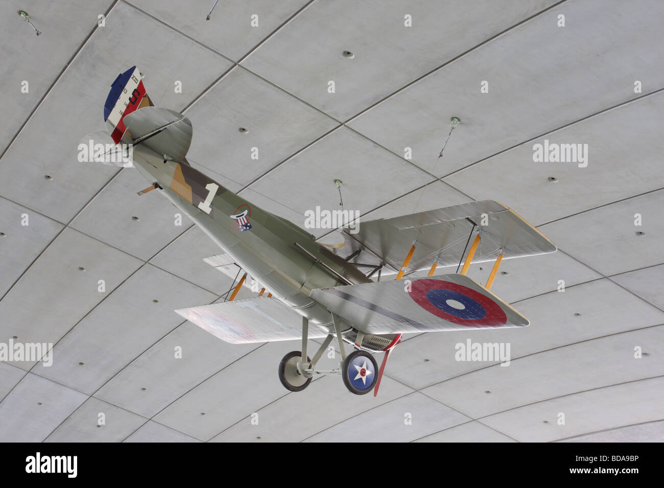 Una buena reproducción del biplano spad xiii,actualmente en exhibición permanente en el museo aéreo americano,iwm duxford, Inglaterra. Foto de stock