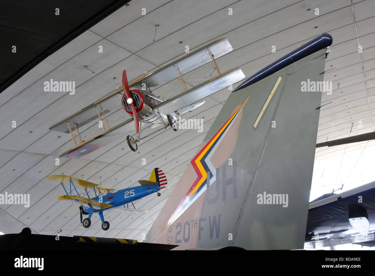 Stearman kaydet junto con el SPAD xiii,techo montado,frente al timón de un General Dynamics F-111e aviones jet. Foto de stock