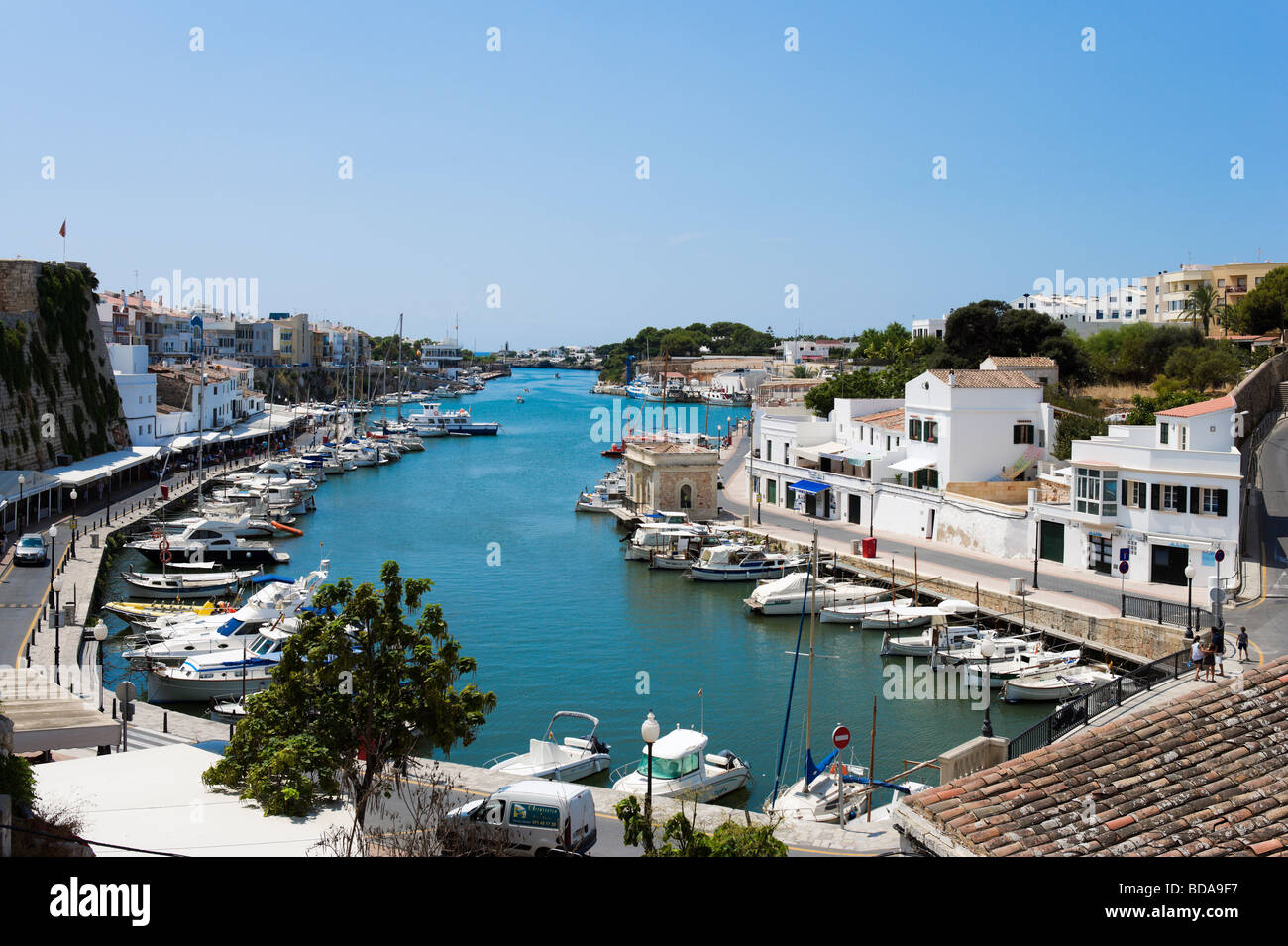 Vistas al puerto en el casco antiguo de Ciutadella (Ciudadela), Menorca, Islas Baleares, España Foto de stock