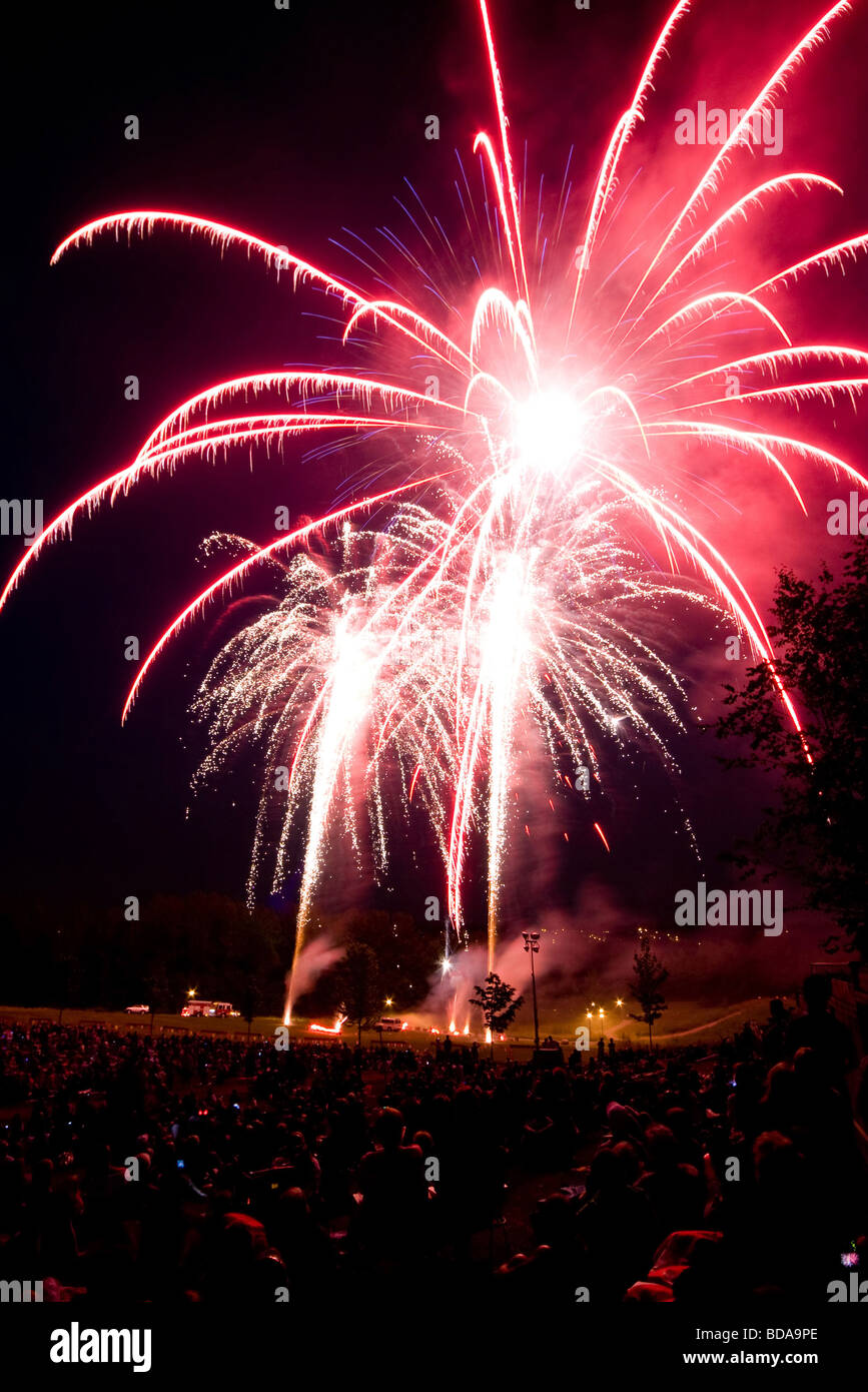 Fuegos artificiales explotan en una gran multitud reunida por el Día de Canadá, 1 de julio Foto de stock