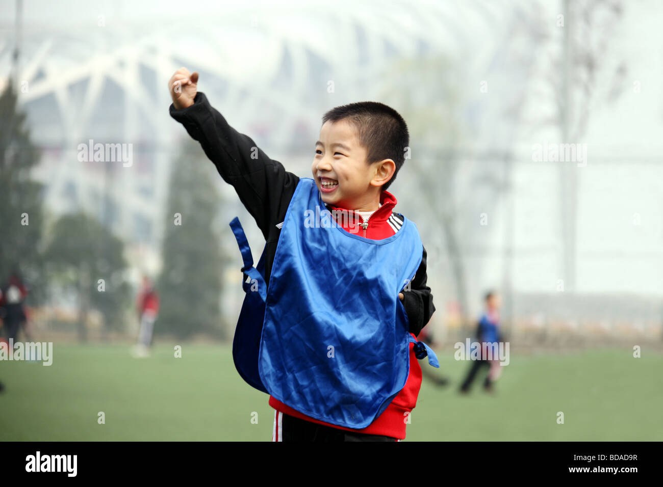 Nino Chino Jugando Al Futbol En El Campo Fotografia De Stock Alamy