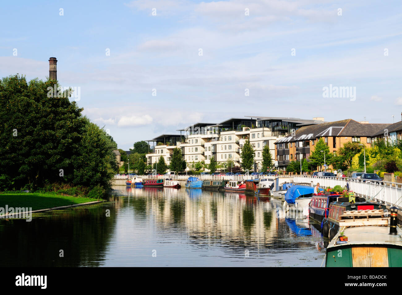 Apartamentos y casas flotantes a lo largo de Riverside por el río Cam, Cambridge, Inglaterra Foto de stock