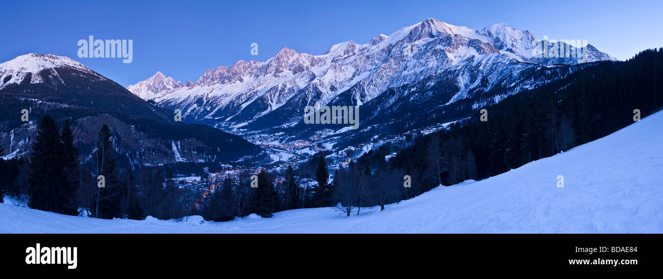 Valle de Chamonix Mont Blanc y el macizo del Mont Blanc de la cordillera Alpes Franceses Haute Savoie Francia Foto de stock