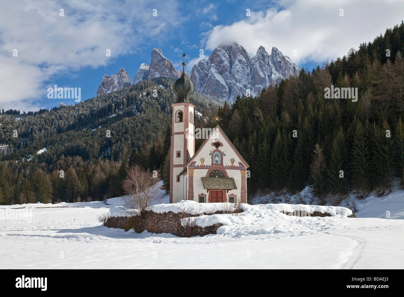 Paisajes invernales en la iglesia de St Johann en Villnoss Ranui, Geisler Spitzen, Val di Funes, montañas Dolomitas Foto de stock