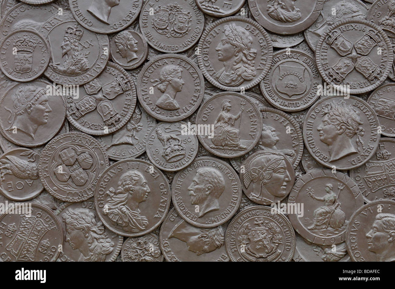 Mural de moneda en NatWest Bank, Wigston, Leicestershire, Inglaterra, Reino Unido. Foto de stock