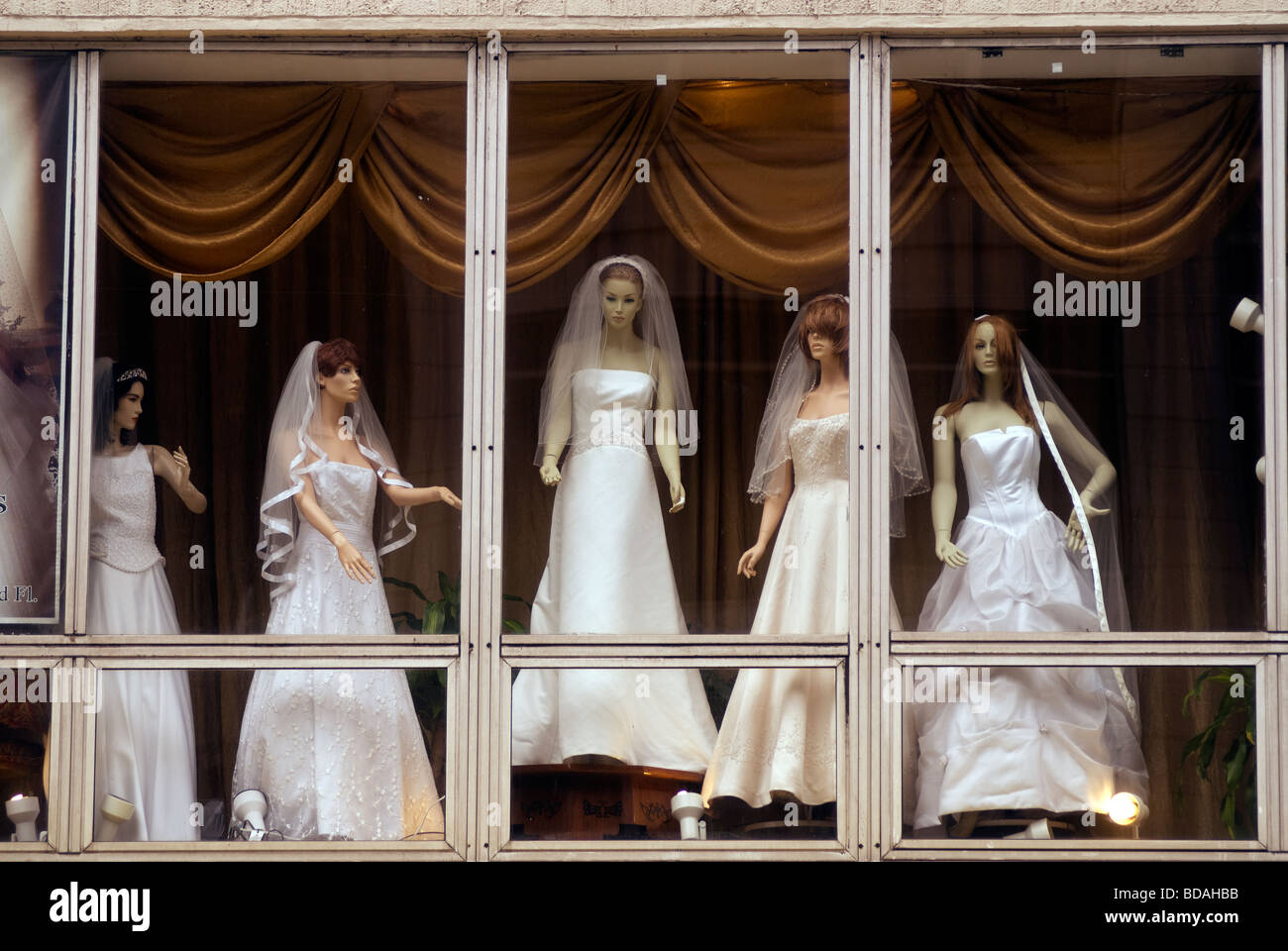 Mostrar maniquíes vestidos de novia en el escaparate de tienda en Nueva York, el domingo 9 de agosto de 2009 Richard B Levine Fotografía de stock - Alamy