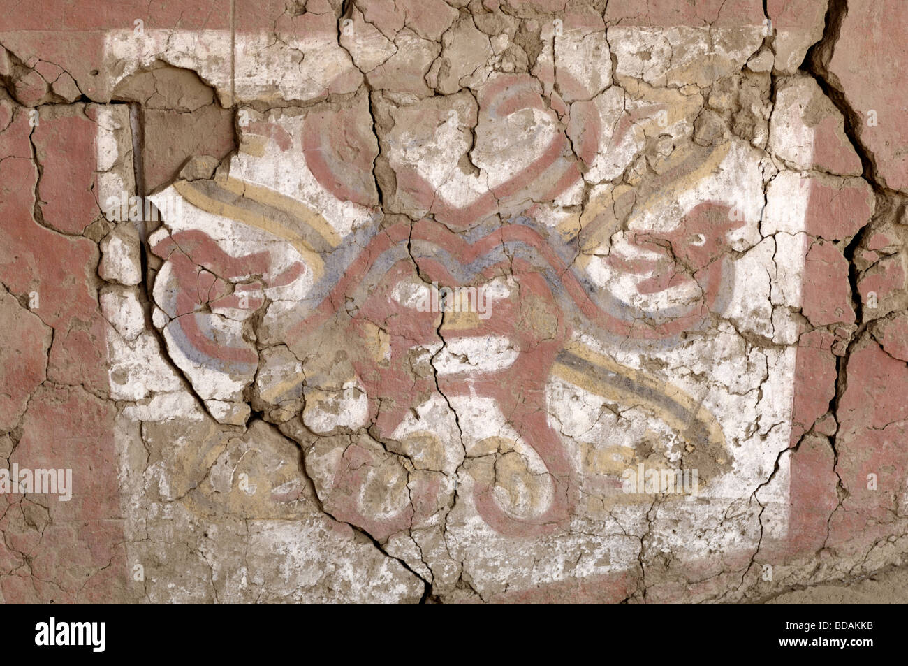 Mural de la serpiente de dos cabezas en la Huaca de la Luna la