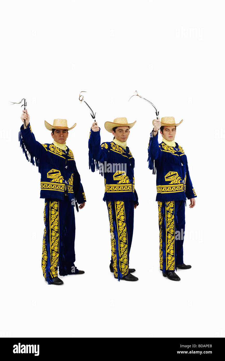 Retrato de tres hombres jóvenes en traje típico mexicano y sosteniendo  látigos Fotografía de stock - Alamy