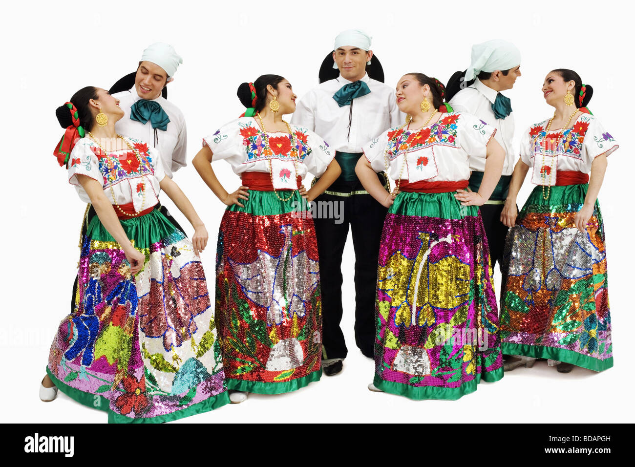 Grupo de jóvenes de disfraces y bailes típicos mexicanos Fotografía de  stock - Alamy
