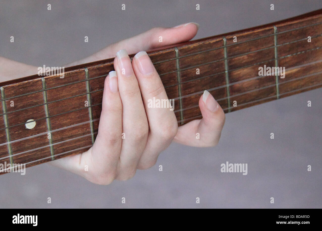 Con la mano en el cuello de la guitarra española Fotografía de stock - Alamy