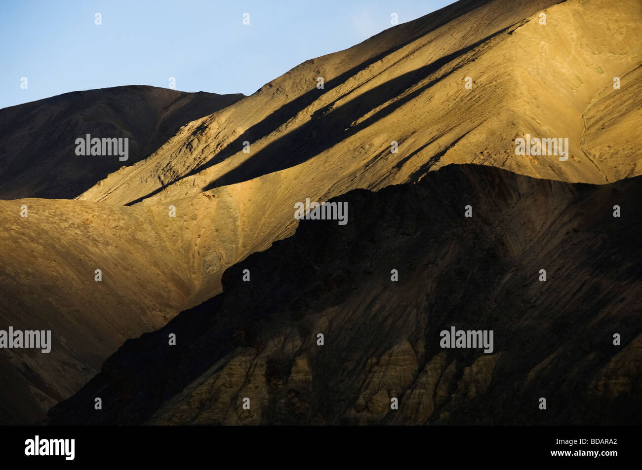 Vistas panorámicas de las montañas, Ladakh, Jammu y Cachemira, la India Foto de stock