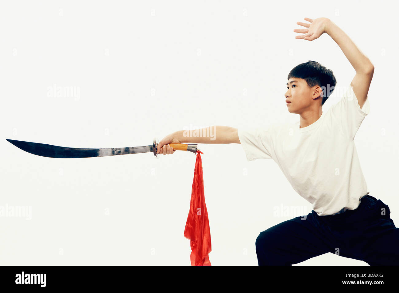Niño practica artes marciales con una espada Fotografía de stock Alamy
