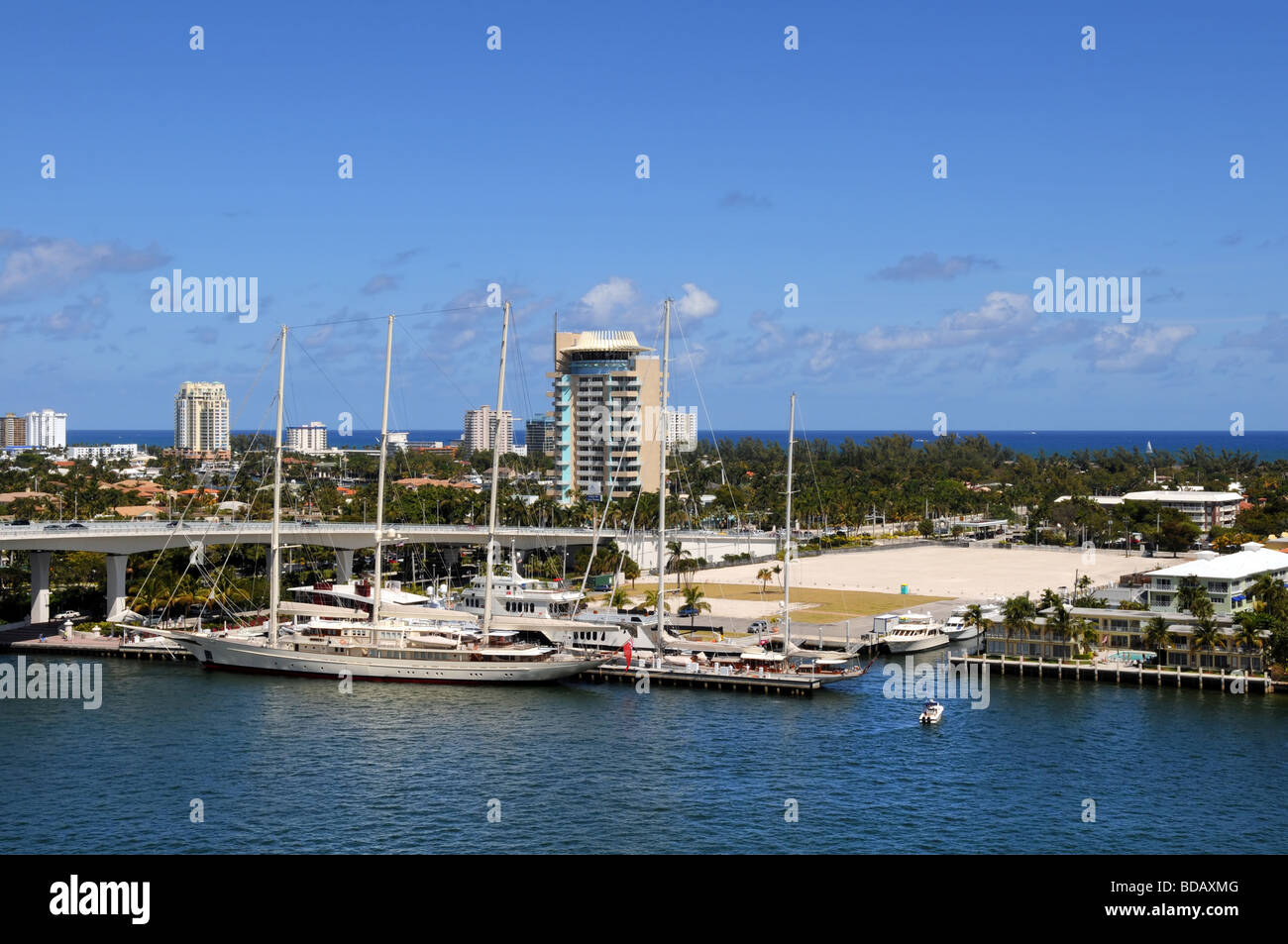 Vista de Fort Lauderdale frente al agua durante el día luminoso Foto de stock