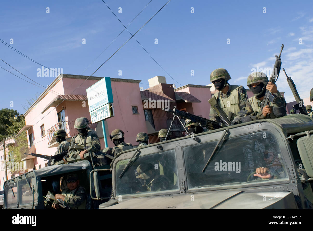 Las tropas federales ocupan posiciones tácticas en las calles de Juárez durante una revisión de un hombre que conducía sin matrícula. Foto de stock