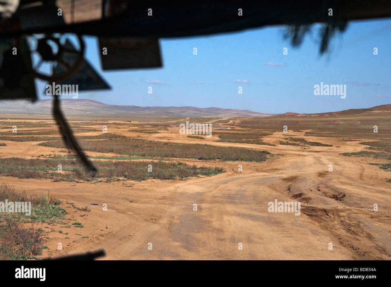 Vía pública mongola, visto desde una furgoneta del viajero, al norte de Mongolia central Foto de stock