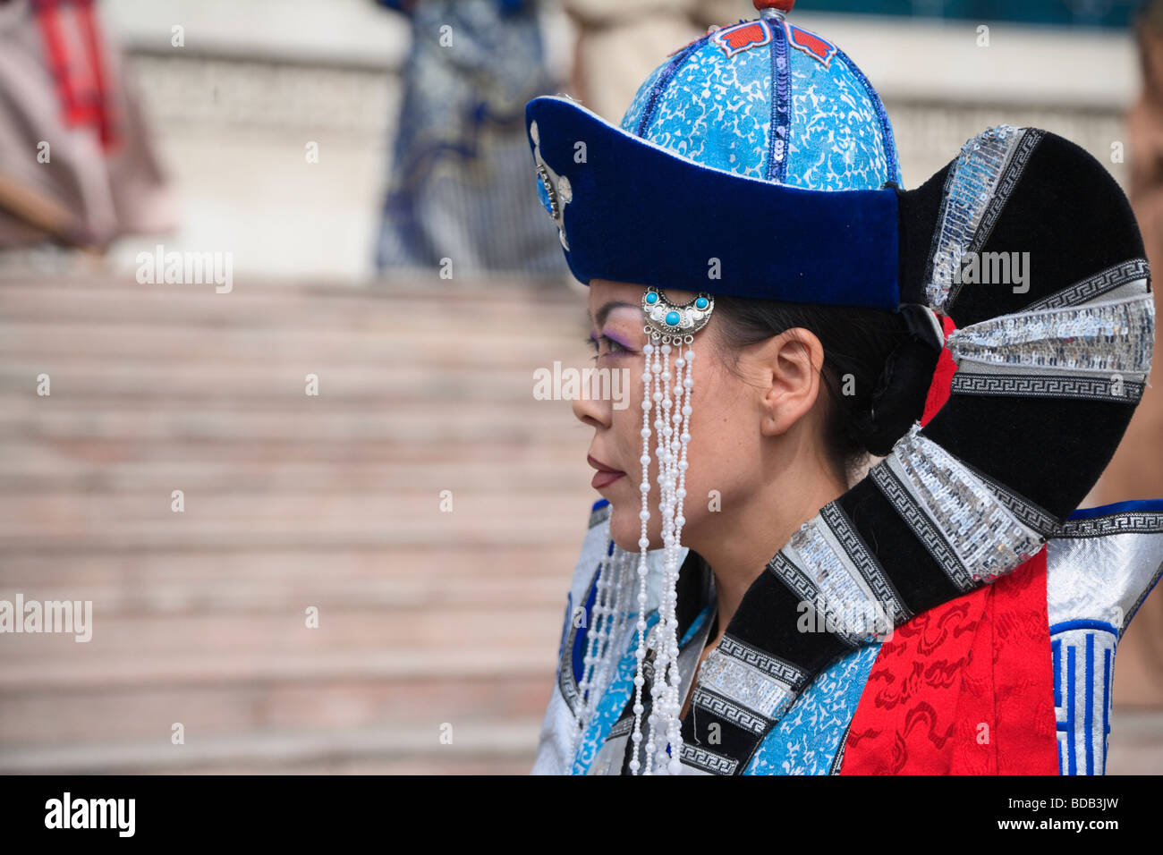 Perfil de mujer bailarina mongol en vestimentas tradicionales, la Casa de Gobierno, en Ulaan Baatar, Mongolia Foto de stock
