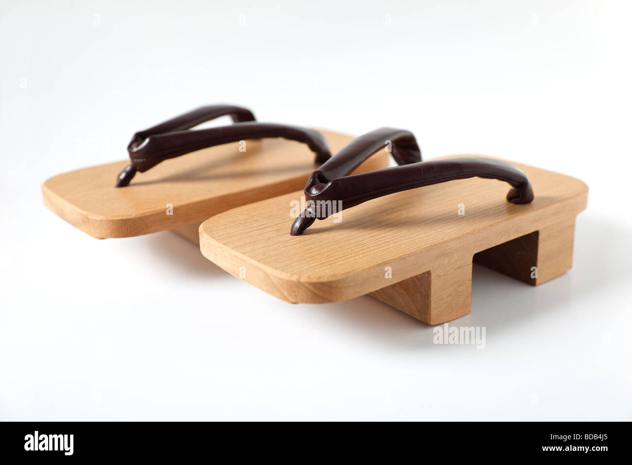 Un par de sandalias de madera de estilo tradicional japonés, conocido como  Geta Fotografía de stock - Alamy