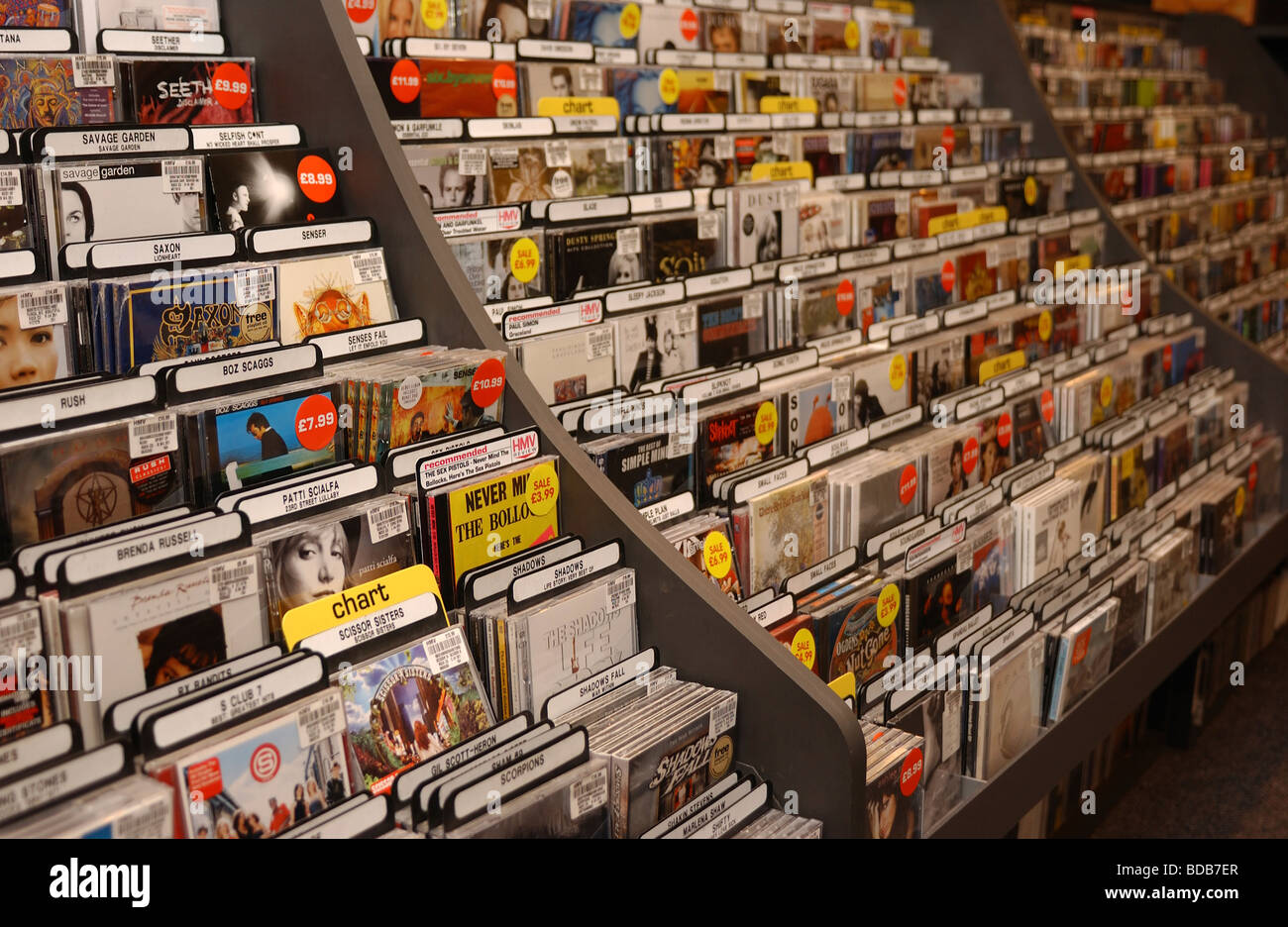 Discos compactos para su venta en una tienda de música Fotografía de stock  - Alamy