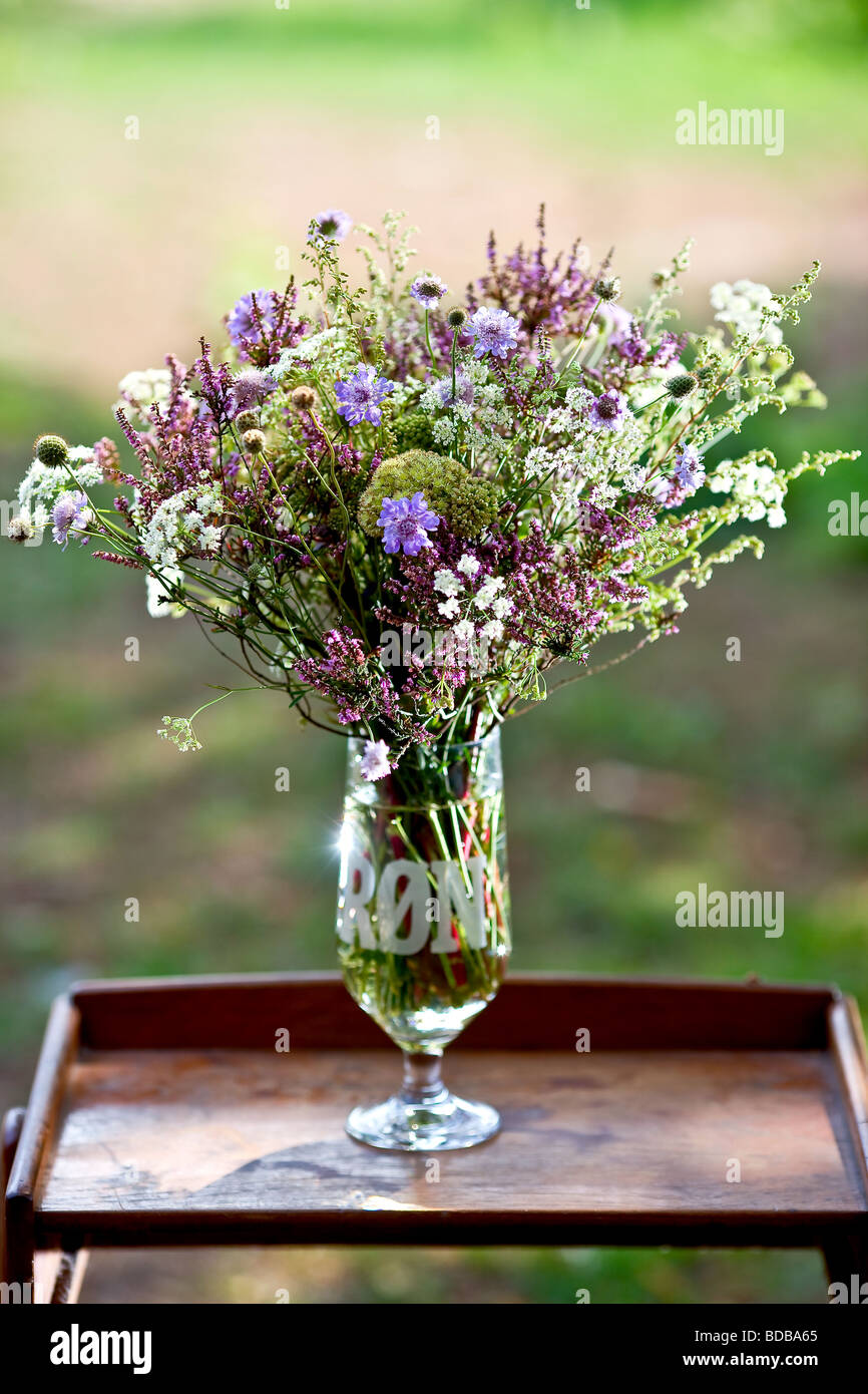 Ramo de flores silvestres en un vaso de cerveza Foto de stock