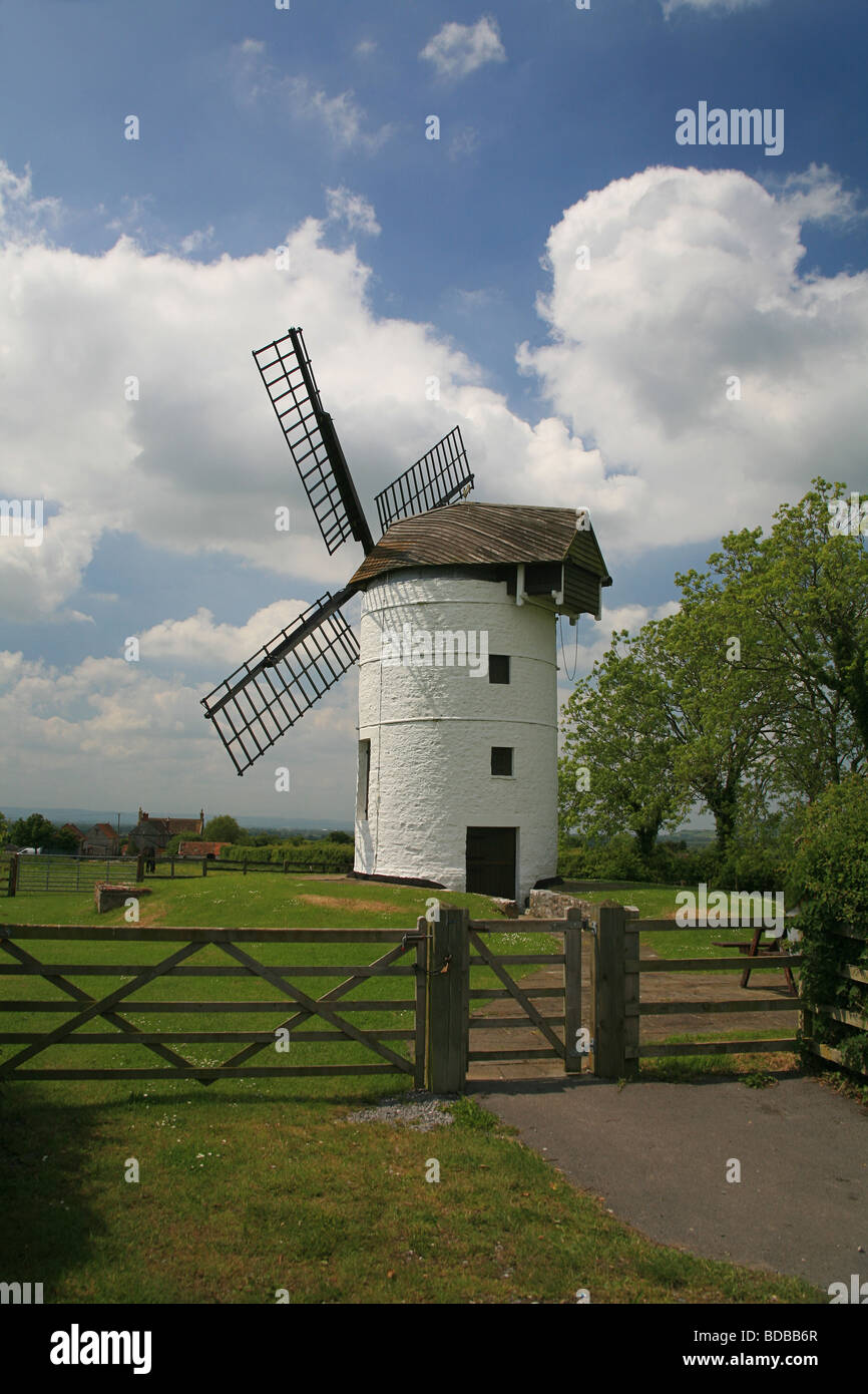 Ashton Windmill - conserva un molino de harina del siglo XVIII, cerca de la aldea de piedra Allerton, Somerset, Inglaterra, Reino Unido. Foto de stock