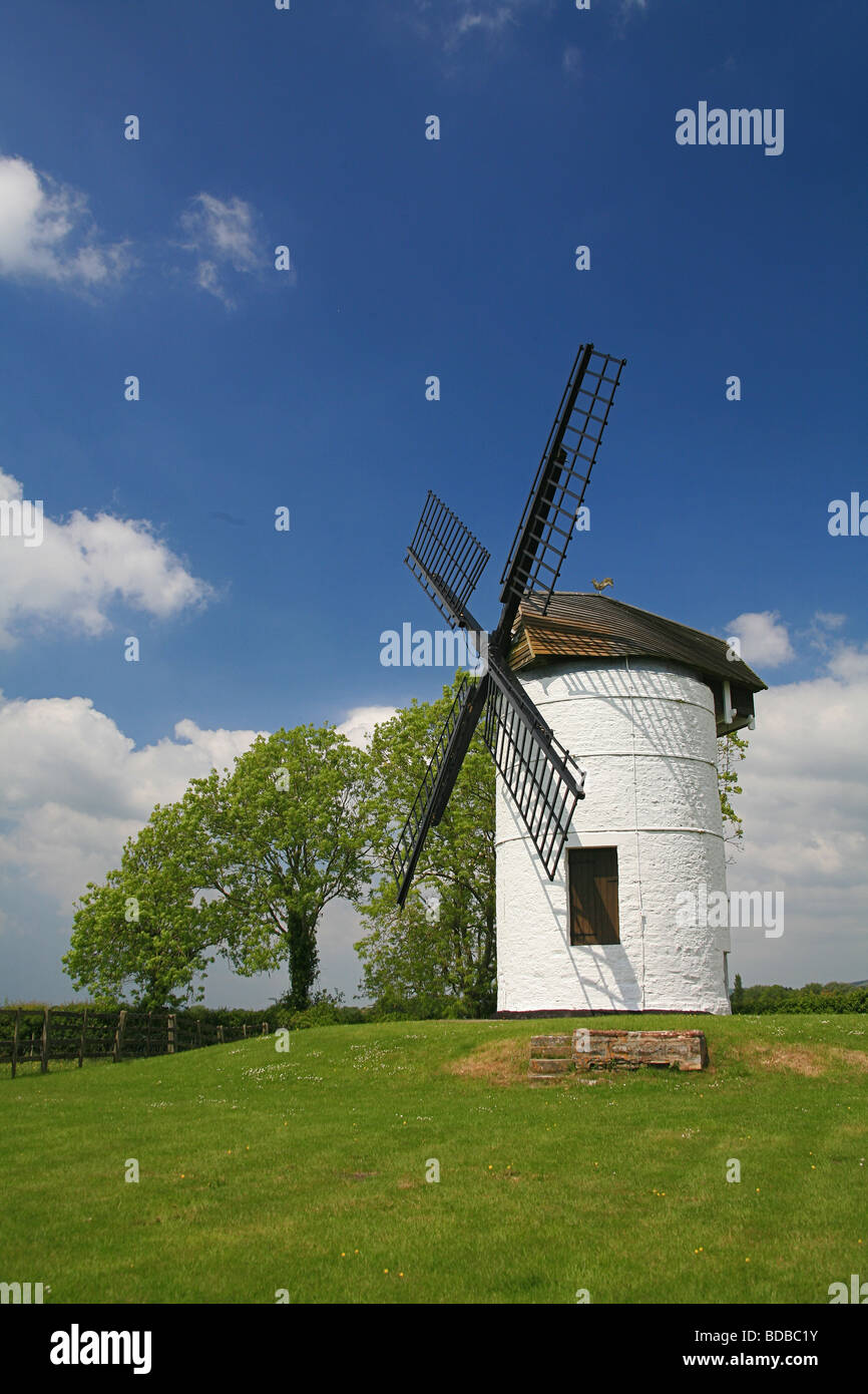 Ashton Windmill - conserva un molino de harina del siglo XVIII, cerca de la aldea de piedra Allerton, Somerset, Inglaterra, Reino Unido. Foto de stock