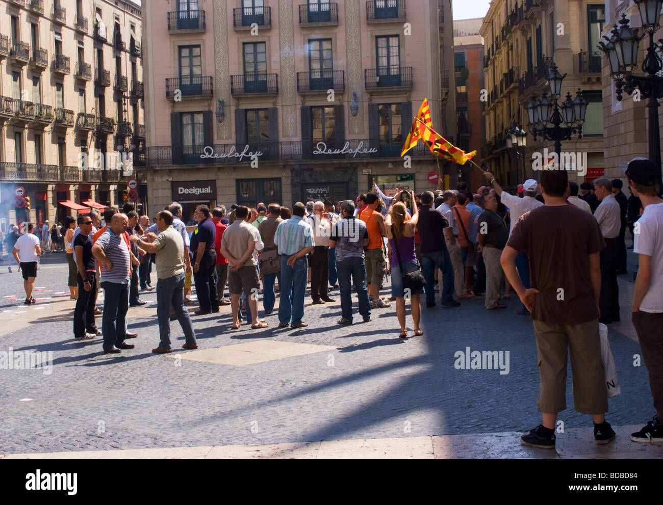 Los manifestantes ruidosa reunión fuera del edificio del Gobierno regional catalán en Barcelona, Cataluña, España Foto de stock