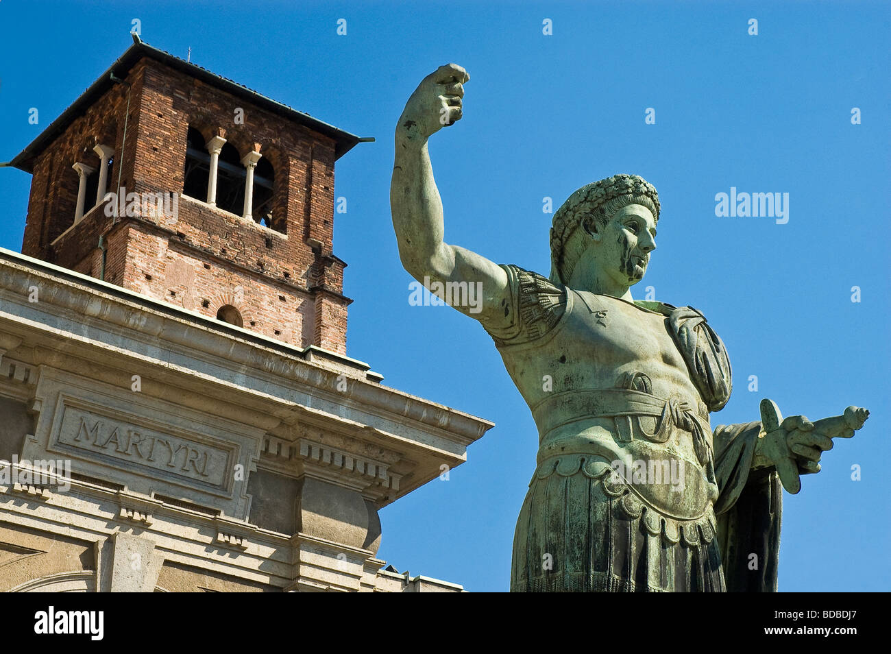 Primer Emperador Romano Constantino cristiana estatua en frente de la