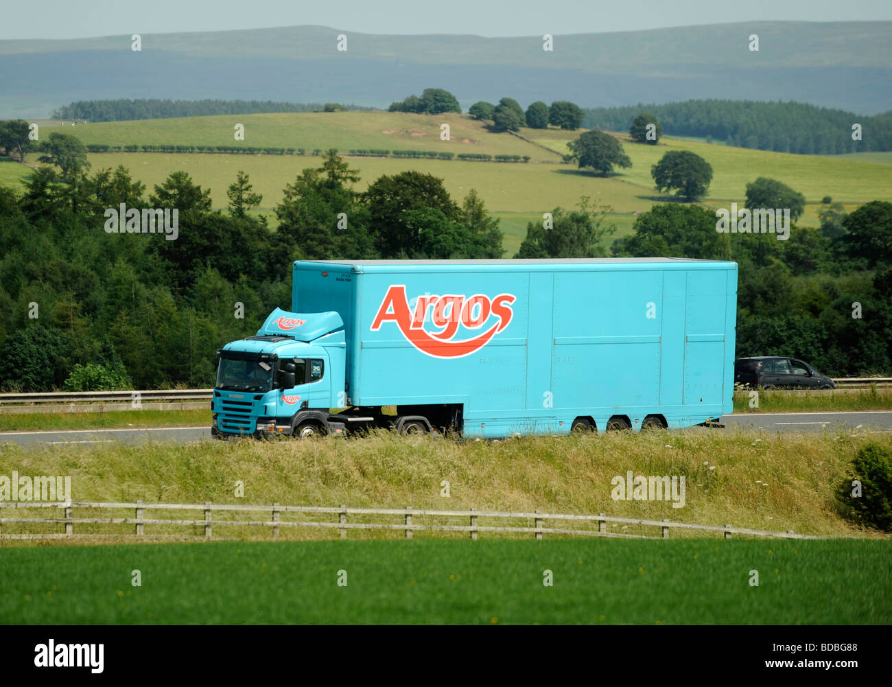 Camión Scania con remolque de alta capacidad de doble platina Argos Foto de stock