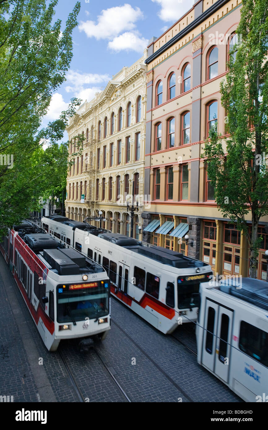 TriMet tranvías funcionan a través de fareless square en el restaurado casco antiguo barrio de Portland, Oregón Foto de stock