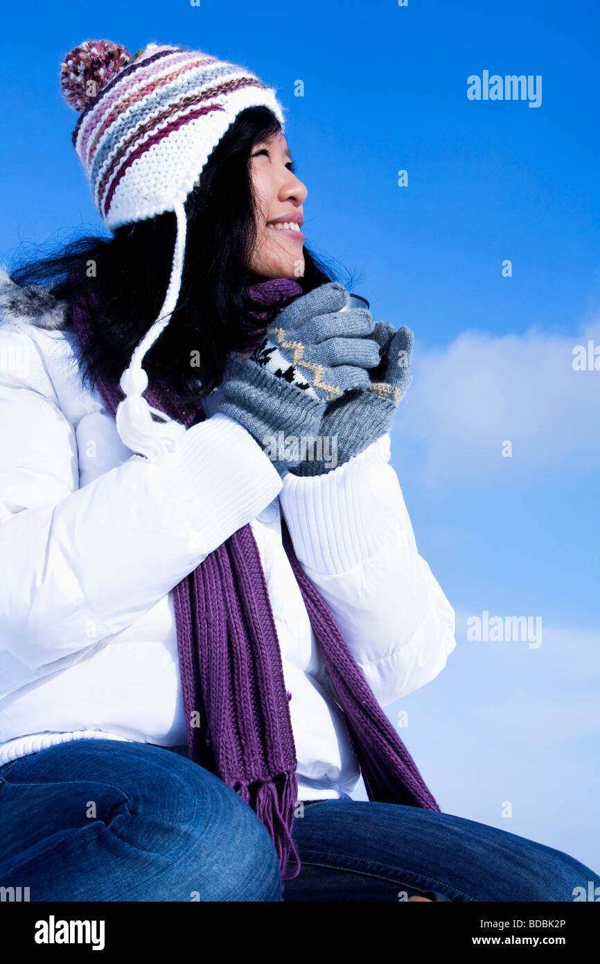 Retrato de joven mujer asiática en invierno sosteniendo la taza Foto de stock