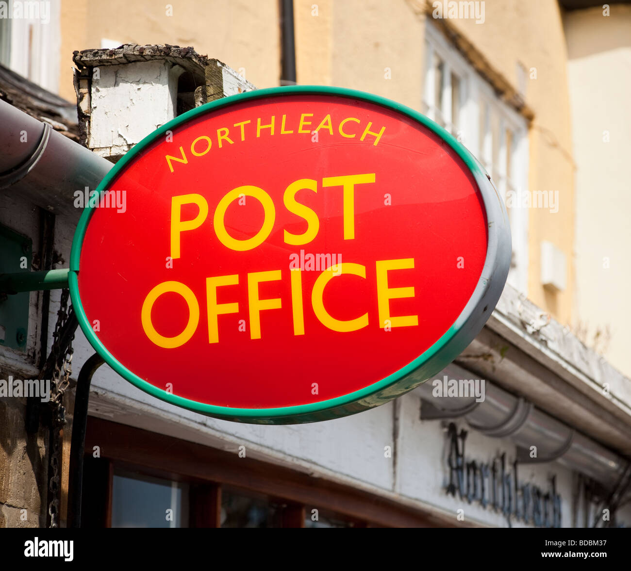 Oficina de correos de signo en Northleach, Gloucester, Inglaterra, Reino Unido. Foto de stock