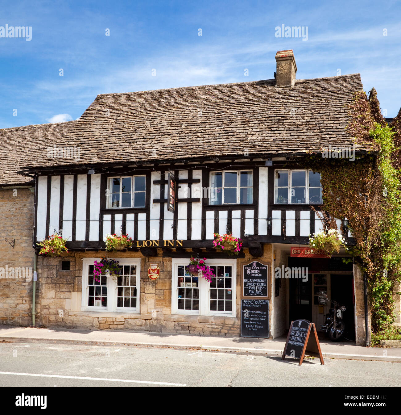 El Red Lion Inn, un país antiguo pub en Northleach, Gloucestershire, Inglaterra, Reino Unido. Foto de stock