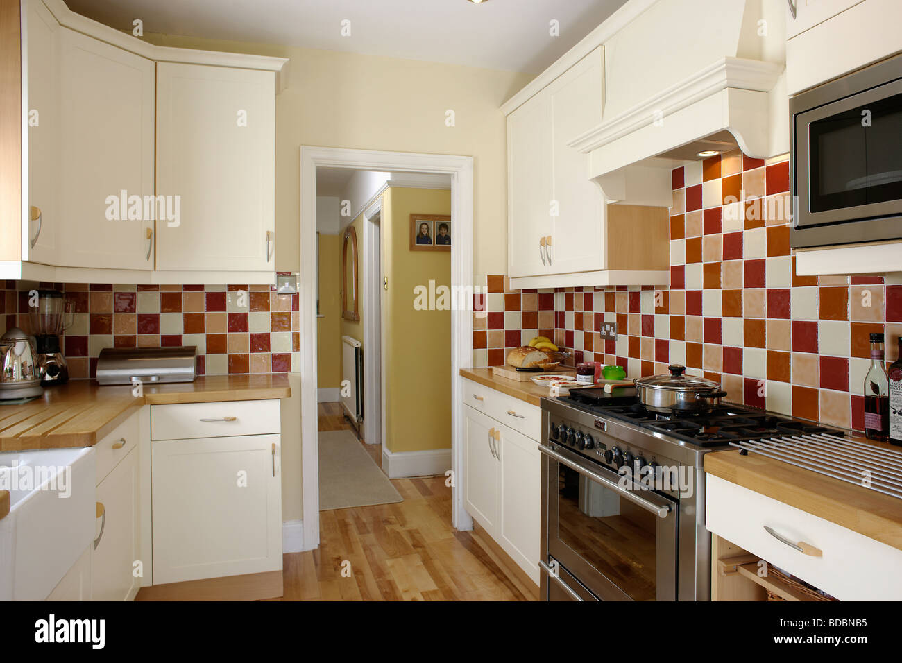 Los azulejos de la pared marrón y crema crema tradicional cocina con horno  gama Fotografía de stock - Alamy