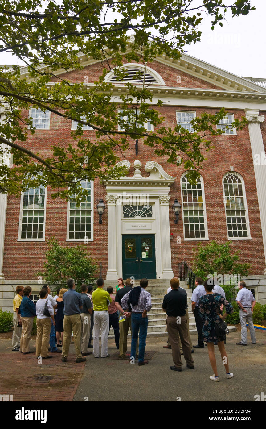 Grupo de tour en frente de Matthews hall de la Universidad de Harvard Boston Foto de stock