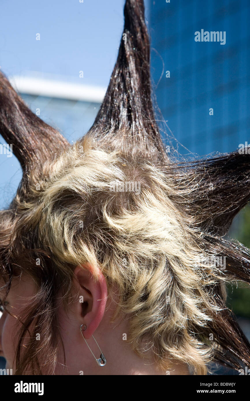 Una chica punk "Rae Ray motines' con un gran supervivientes, Shoreditch, Londres, Reino Unido .2009 Foto de stock