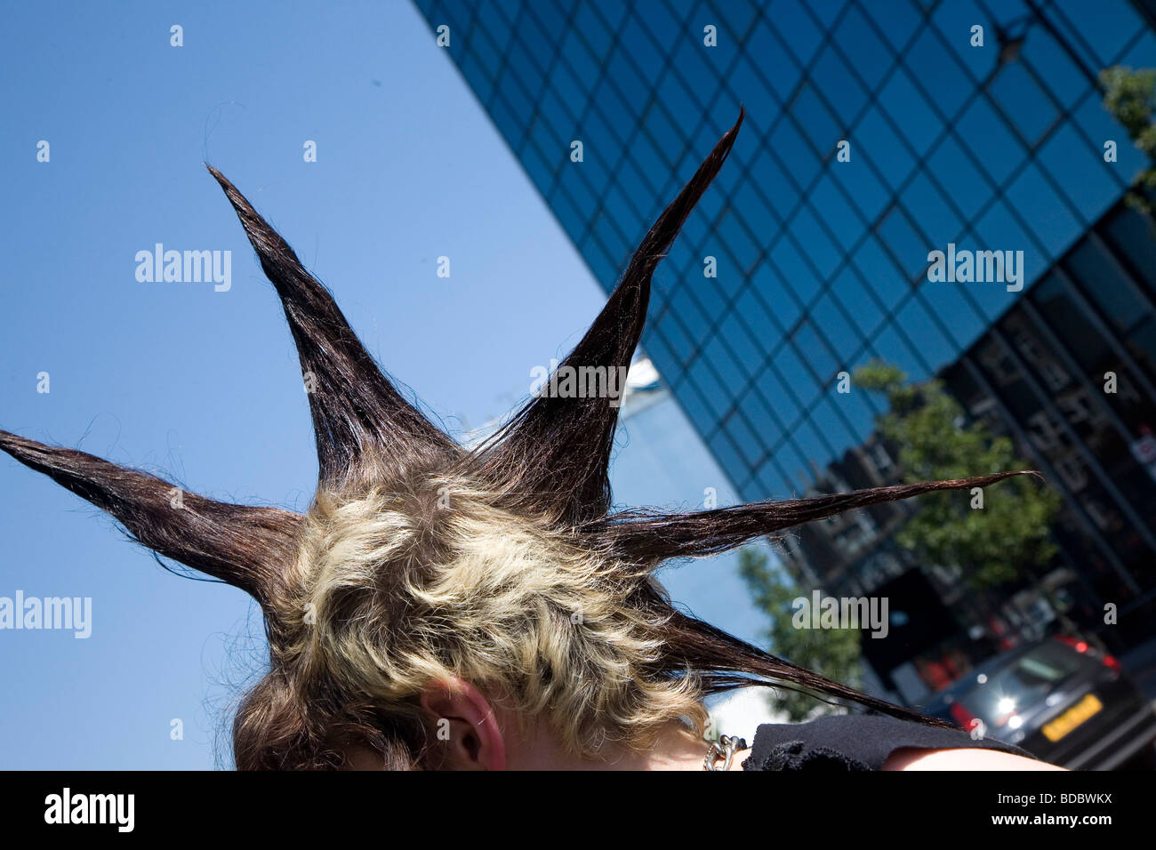 Una chica punk "Rae Ray motines' con un gran supervivientes, Shoreditch, Londres, Reino Unido .2009 Foto de stock