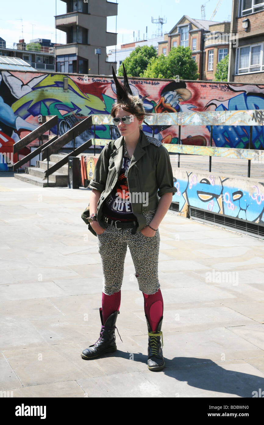 Una chica punk "Rae Ray motines' con un gran supervivientes, Shoreditch, Londres, Reino Unido .2009 Foto de stock