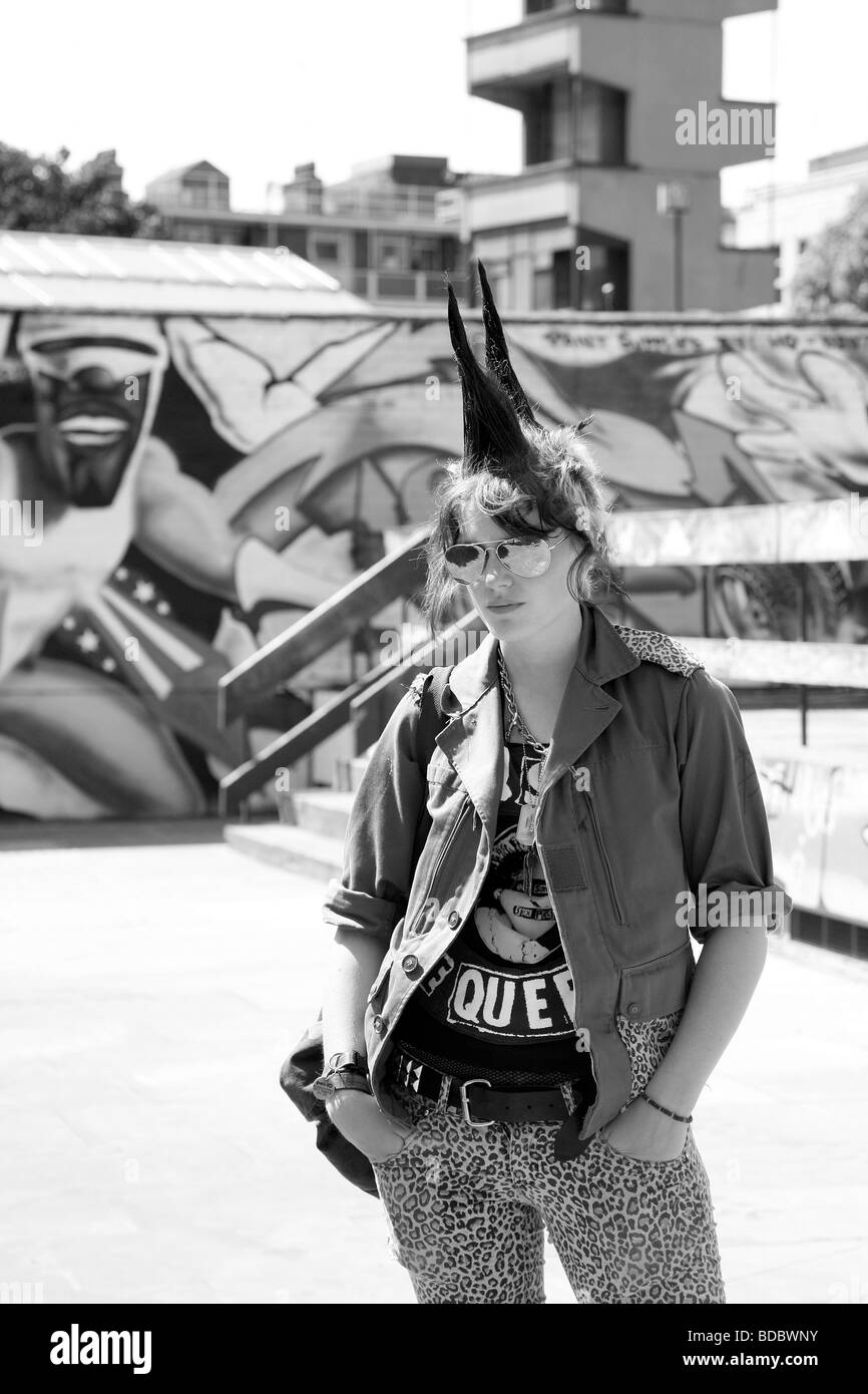 Una chica punk "Rae Ray motines' con un gran supervivientes, Shoreditch, Londres, Reino Unido .2009 Foto de stock