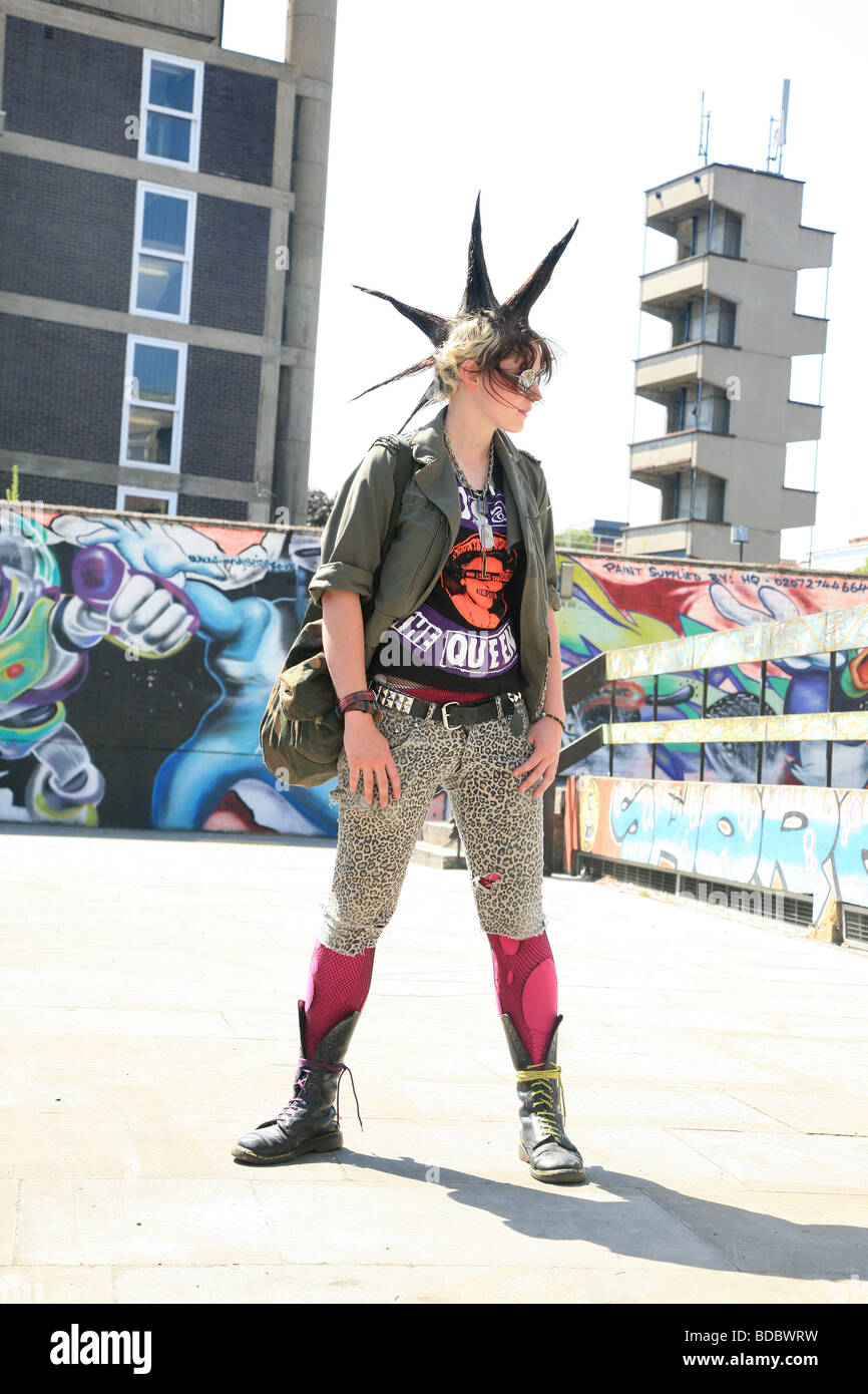 Una chica punk "Rae Ray motines' con un gran supervivientes, Shoreditch, Londres, Reino Unido .2009 Foto de stock