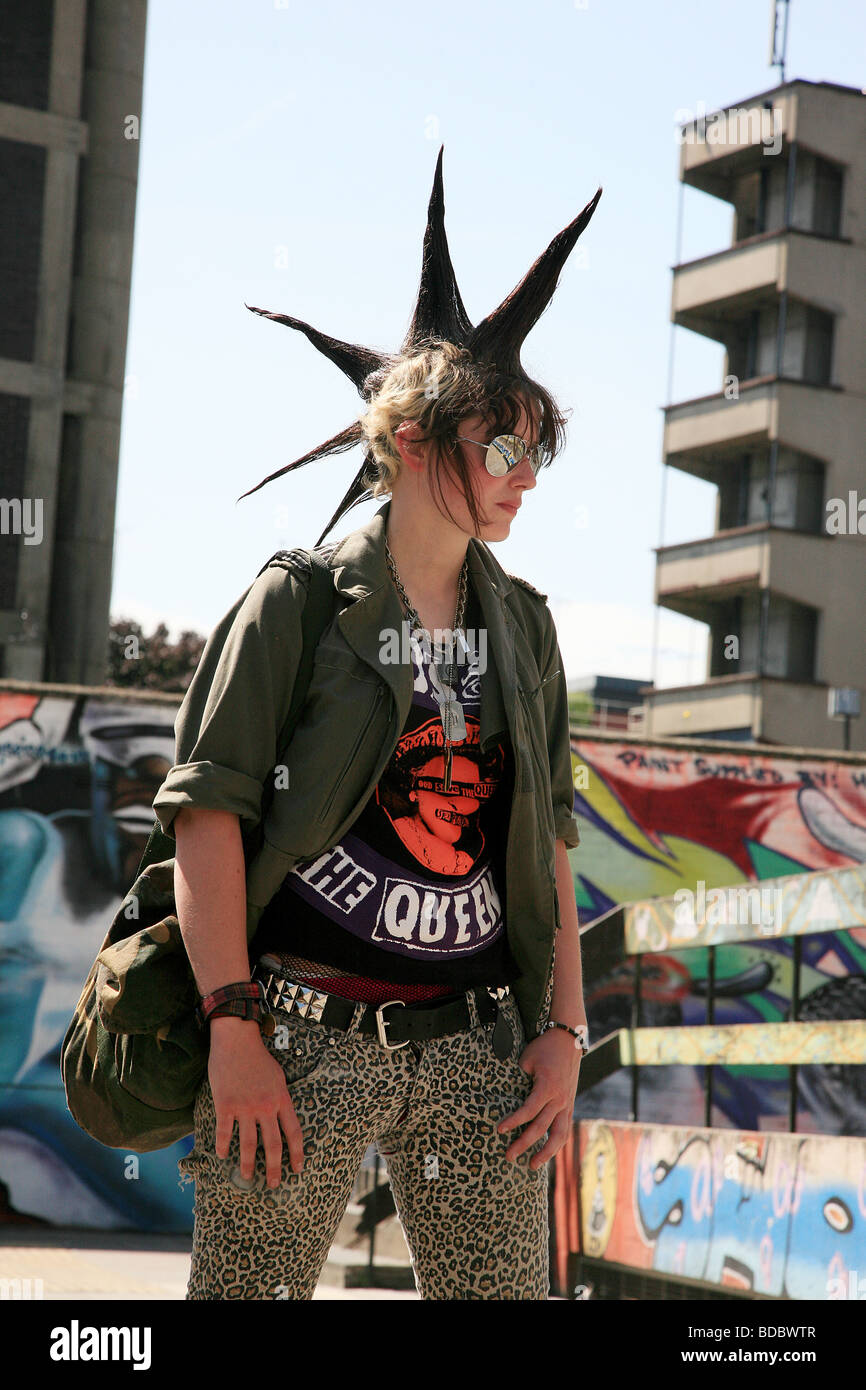 Una chica punk "Rae Ray motines' con un gran supervivientes, Shoreditch, Londres, Reino Unido .2009 Foto de stock