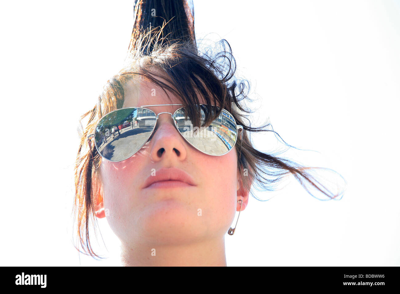 Una chica punk "Rae Ray motines' con un gran supervivientes, Shoreditch, Londres, Reino Unido .2009 Foto de stock