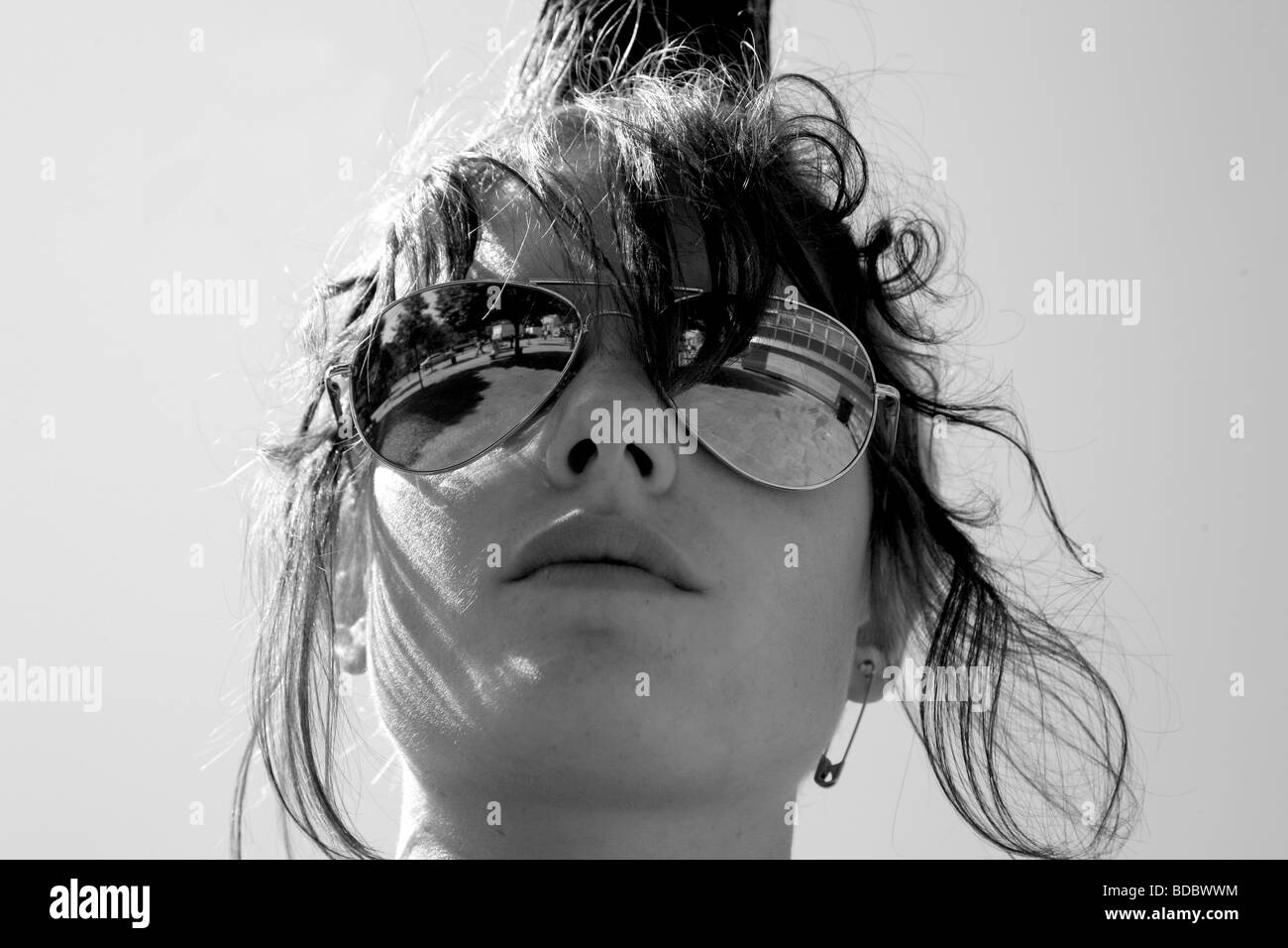 Una chica punk "Rae Ray motines' con un gran supervivientes, Shoreditch, Londres, Reino Unido .2009 Foto de stock