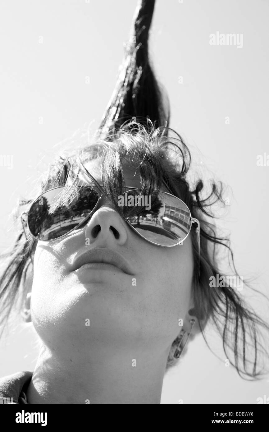Una chica punk "Rae Ray motines' con un gran supervivientes, Shoreditch, Londres, Reino Unido .2009 Foto de stock